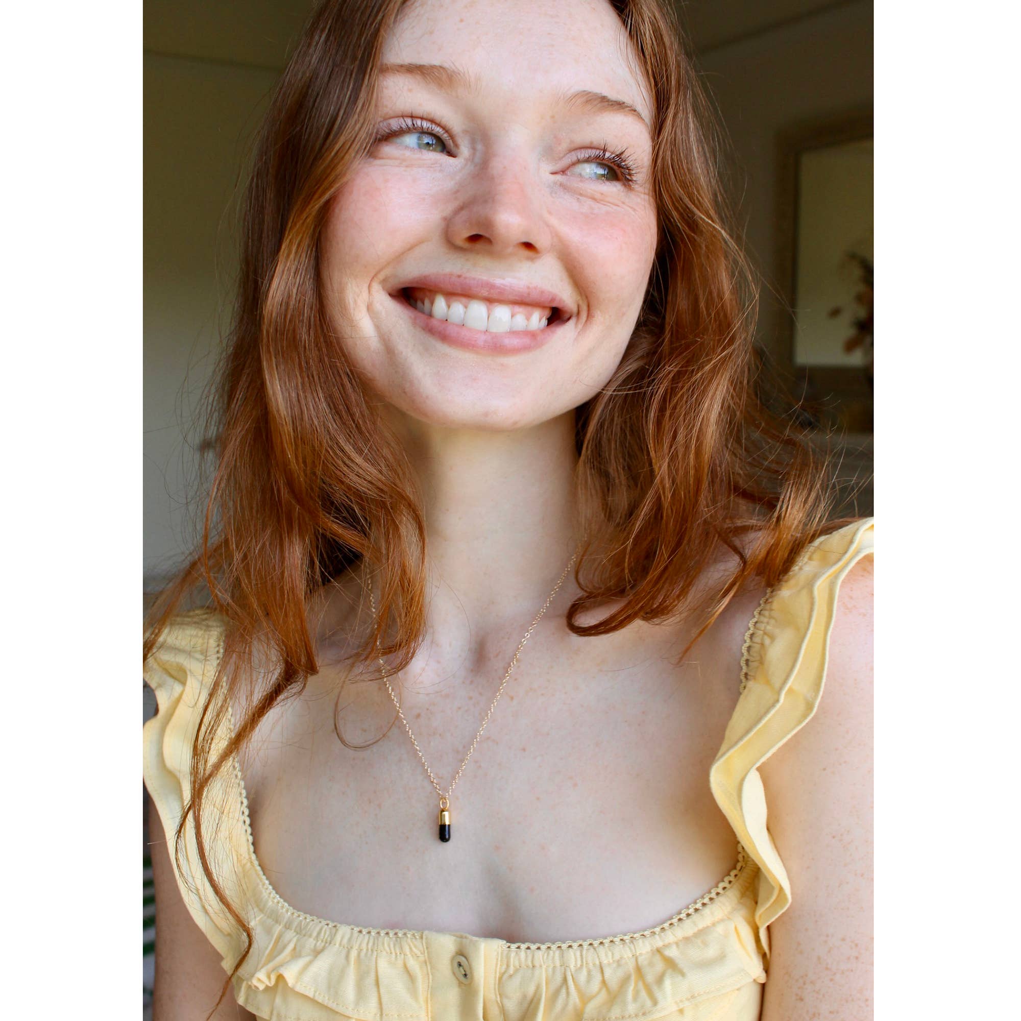 Kris Nations - Vente Colliers à pendentif - Collier Chill Pill en émail avec charme en vermeil 18 carats, argent sterling, chaîne en or rempli ou argent sterling, longueur réglable 16-18 pouces (40,6-45,7 cm), sans nickel, expédié de Californie2