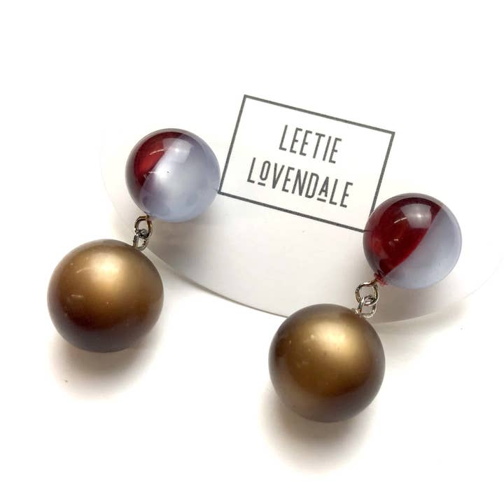 Orecchini pendenti a forma di lecca lecca lecca color caffè con arlecchino color rubino e grigio per la vendita all'ingrosso da parte di Leetie Lovendale