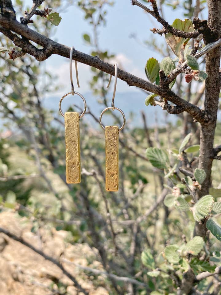 Orecchino a barra testurizzata per la vendita all'ingrosso da parte di Wyld Earth