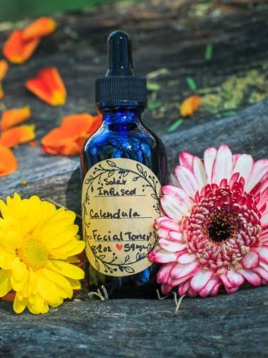 Tonique pour le visage au calendula infusé solaire pour la vente par Copper Crescent Botanicals
