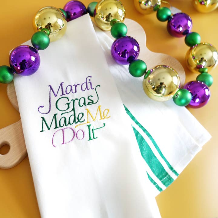 Mardi Gras Heeft Me Ertoe Gedwongen Geborduurde Keukendoek voor wholesale door Statement Goods