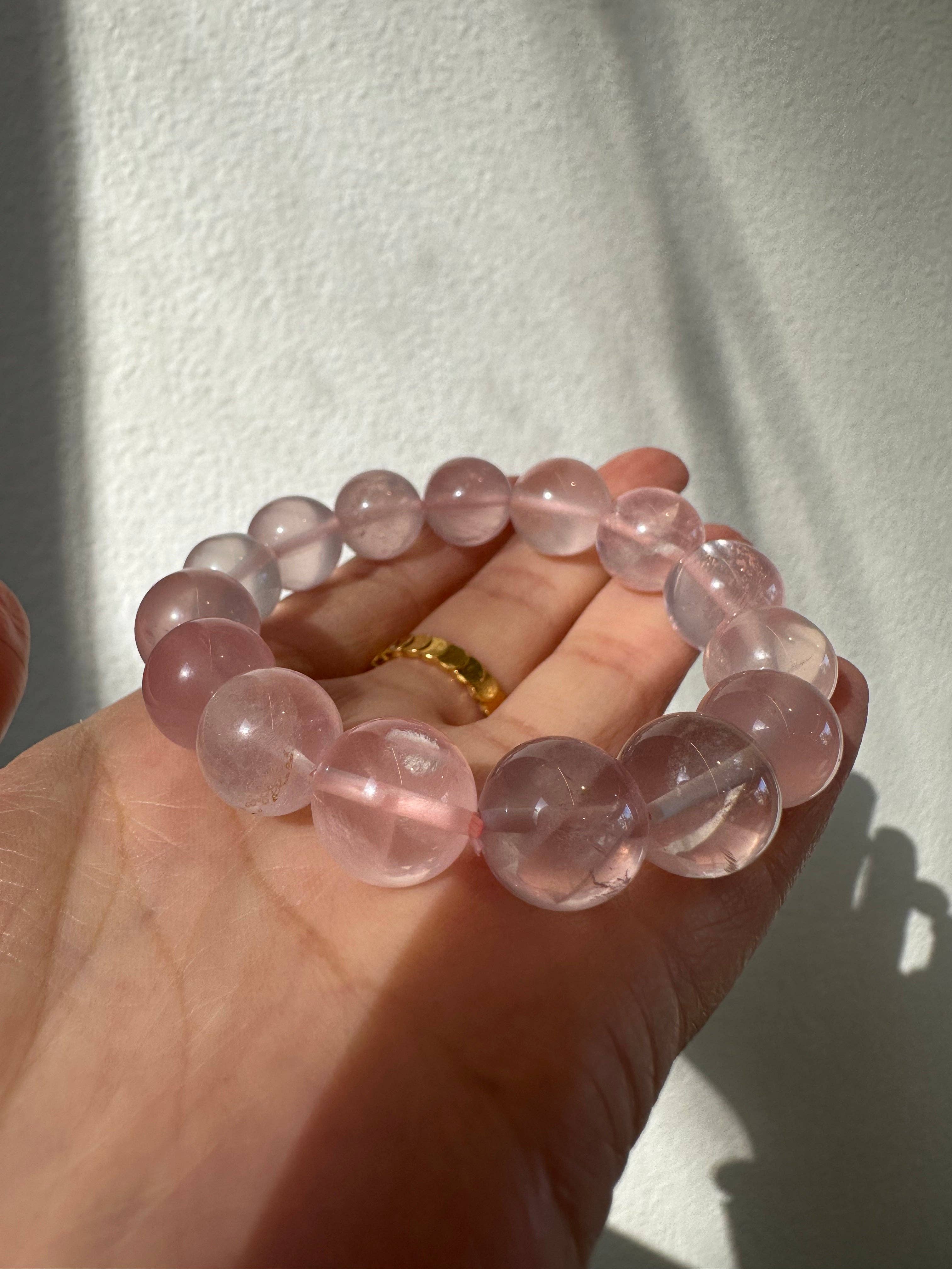 Moon Rituals - Vente Bracelet de perles - Bracelet en cristal de quartz rose du Mozambique unique, cadeau de Noël en cristal8