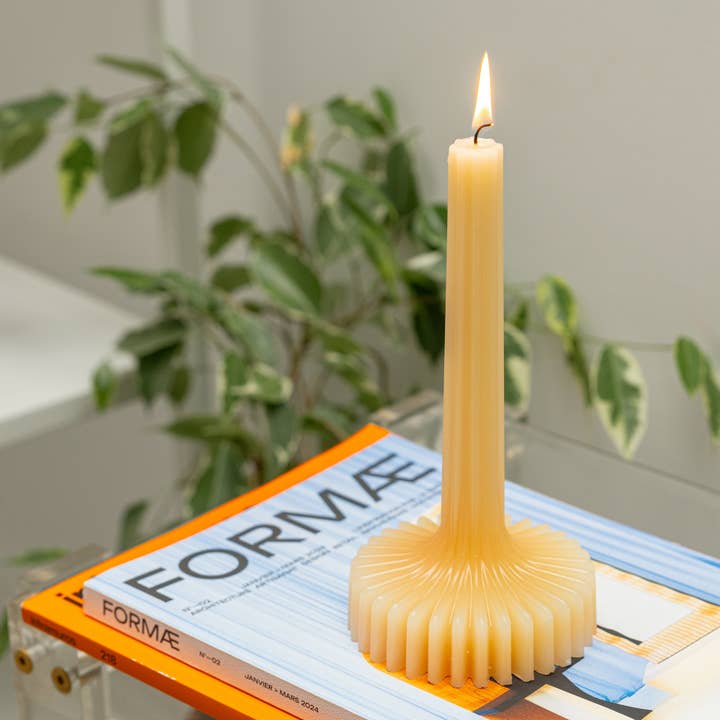 CANDELA DECORATIVA ALTA BEIGE HF per la vendita all'ingrosso da parte di Helio Ferretti Candles & Co.