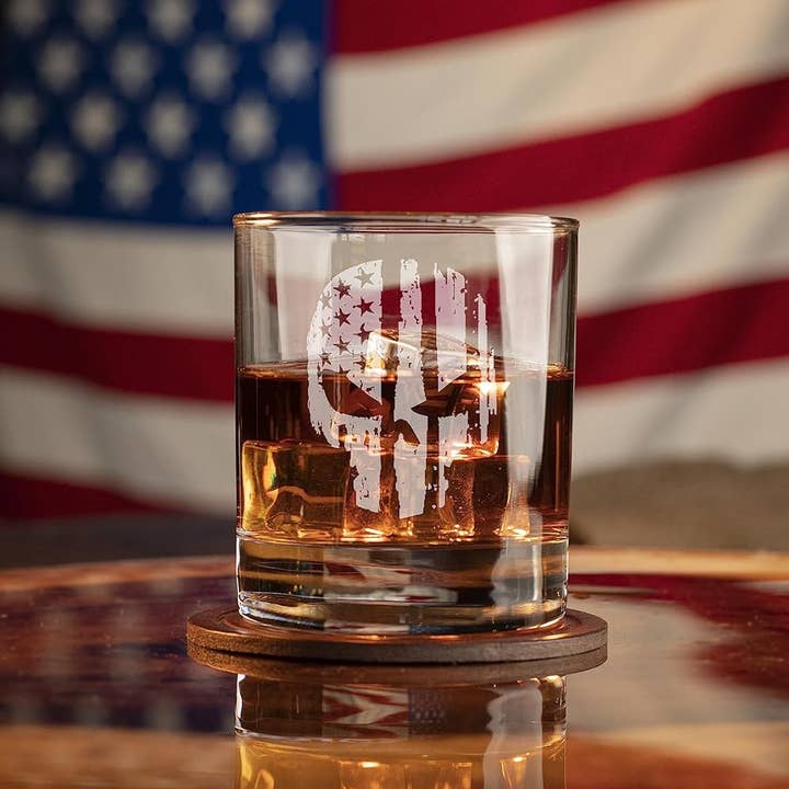 Old Southern Brass - Vendita all'ingrosso Bicchieri da cocktail/superalcolici - Bicchiere da whisky Punisher Skull American Flag, capacità 10 oz