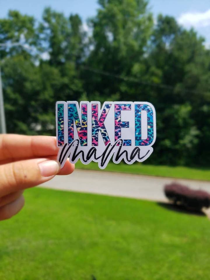 Mama met inkt | Inked Mama Sticker voor wholesale door A Little Design Company