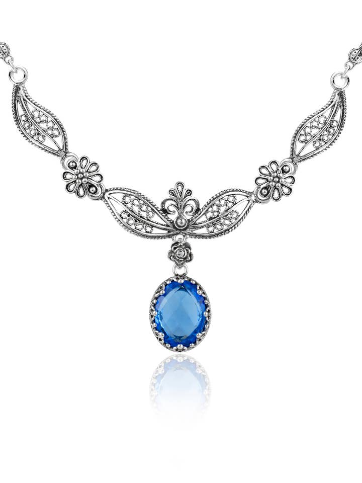 Collana da donna a forma di principessa con quarzo blu in filigrana in argento Sterling per la vendita all'ingrosso da parte di Filigranist Jewelry