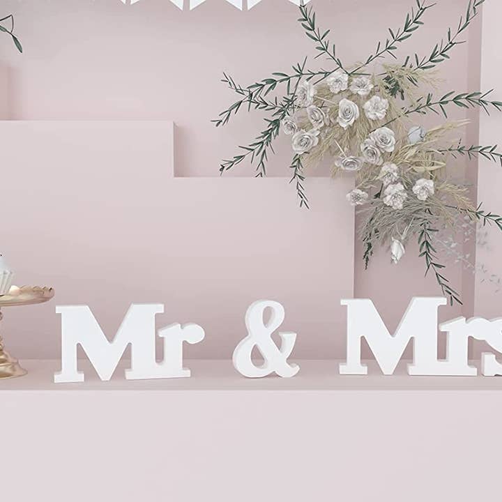 Décoration de table et d'étagère en bois Mr & Mrs. pour la vente par Angel Isabella