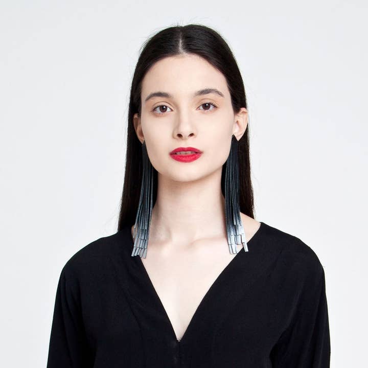 'MARA' læder kvast ørering/lang sort og sølv for engroshandel hos MIMIKRI Design