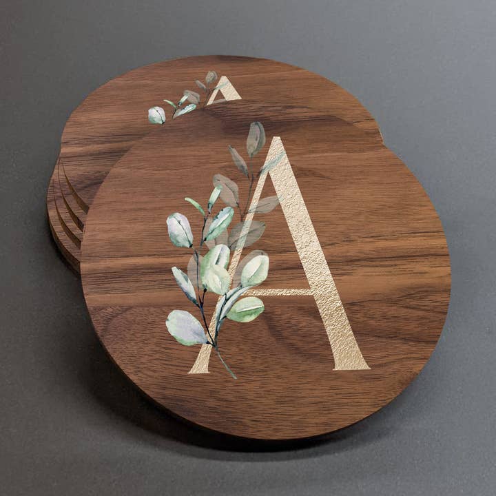 Sottobicchiere monogramma in legno di acero con eucalipto dorato UV in noce per la vendita all'ingrosso da parte di 9th Letter Press