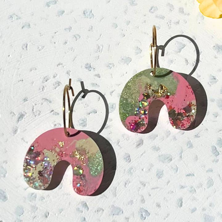 Süße Regenbogen-Ohrringe — Life is Peachy für den Großhandel von Isla & Marigold