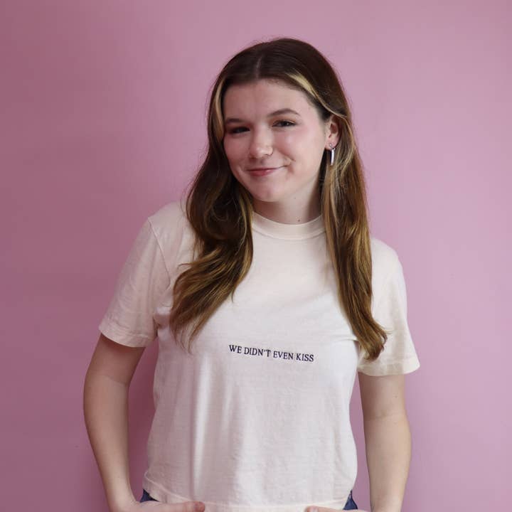 "Nous ne nous sommes même pas embrassés" Chemise écourtée brodée de rivalité intense pour la vente par Sunshine Studio