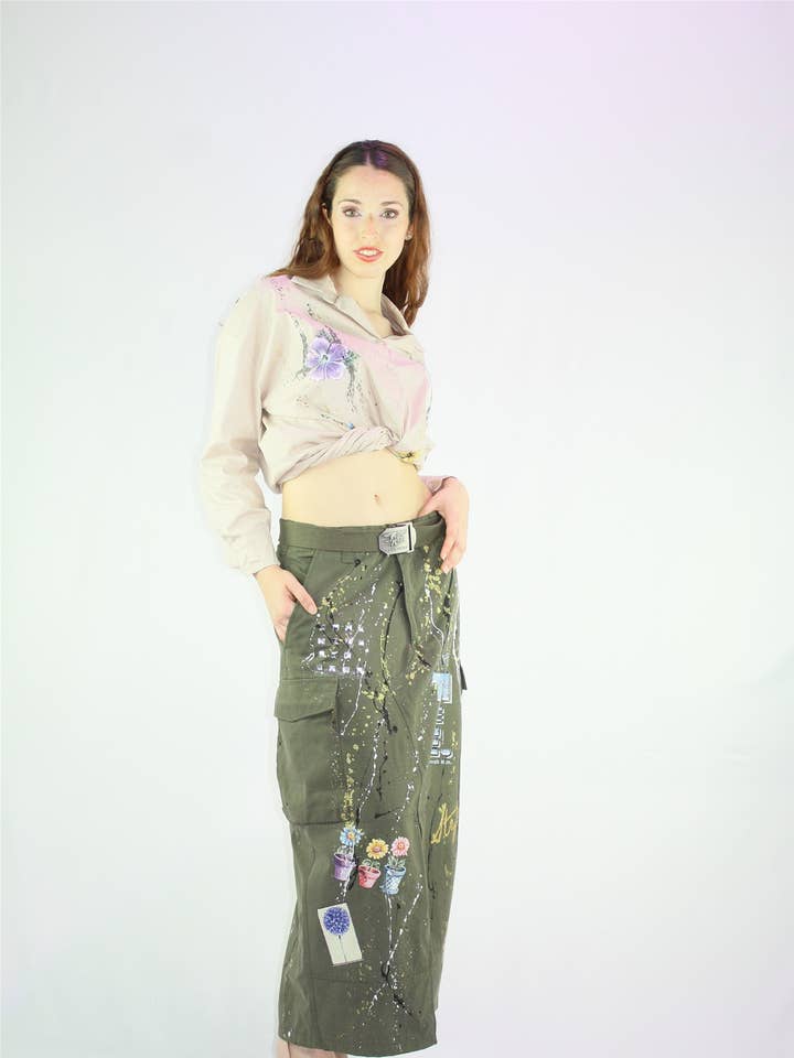 Falda larga militar camuflada con parches y aplicaciones de pedrería para venta al por mayor de apiedinudinelparco