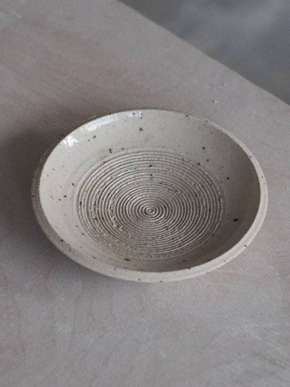 Plat à râper l'ail en céramique en grès moucheté pour la vente par Eleanor Torbati Ceramics