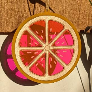 Acrilico in finto vetro colorato da appendere alla finestra, motivo pompelmo per la vendita all'ingrosso da parte di Bristol Design Forge Ltd