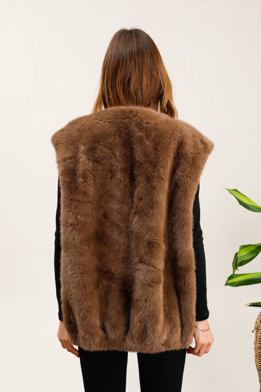 MOOYA - Wholesale Outerwear Vest - Women's - Oversized sleeveless faux fur vest - DD0052