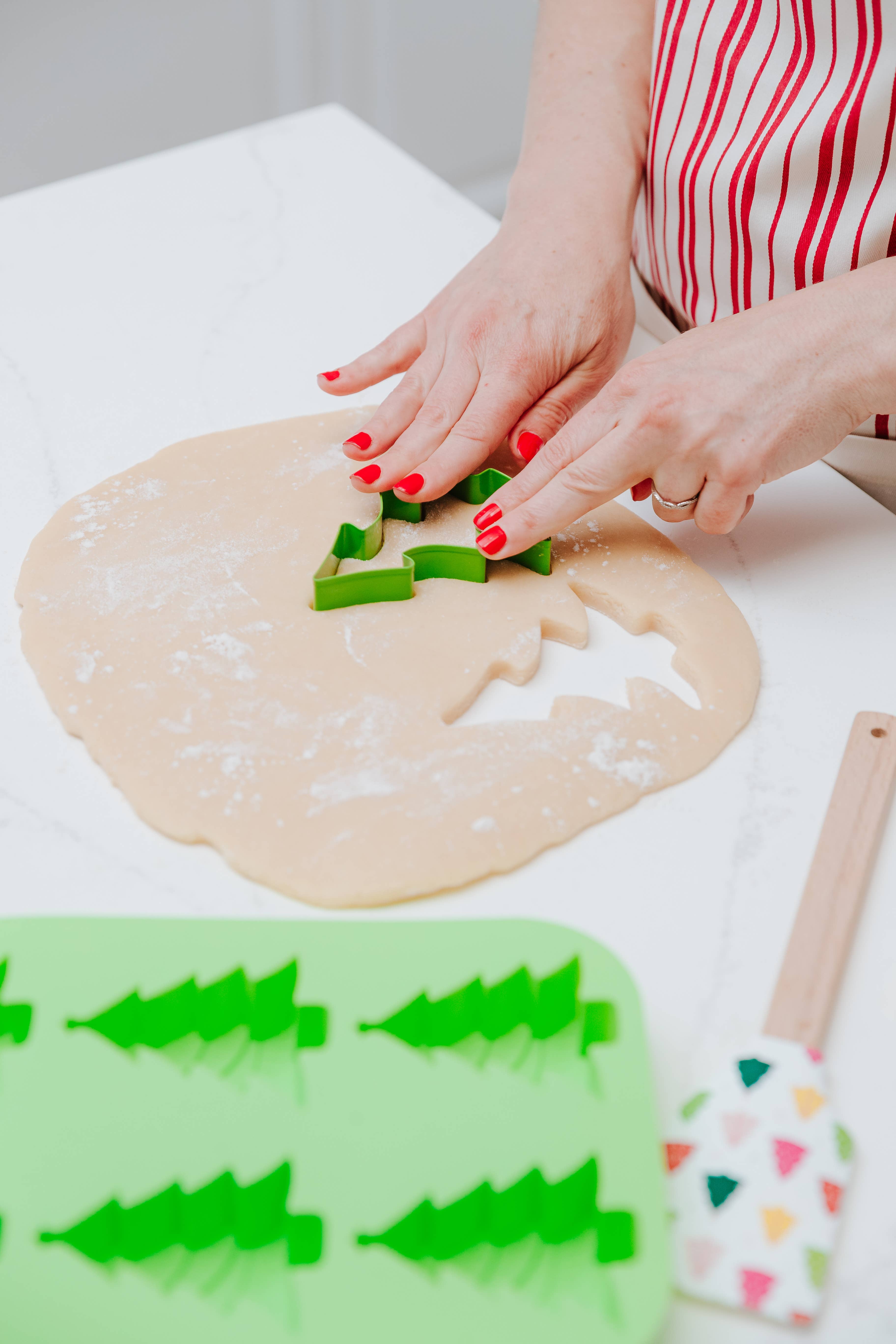 Handstand Kitchen - Wholesale Baking Dish - Festive Tree Baking Set – Cupcake Mold, Spatula & Cutter3