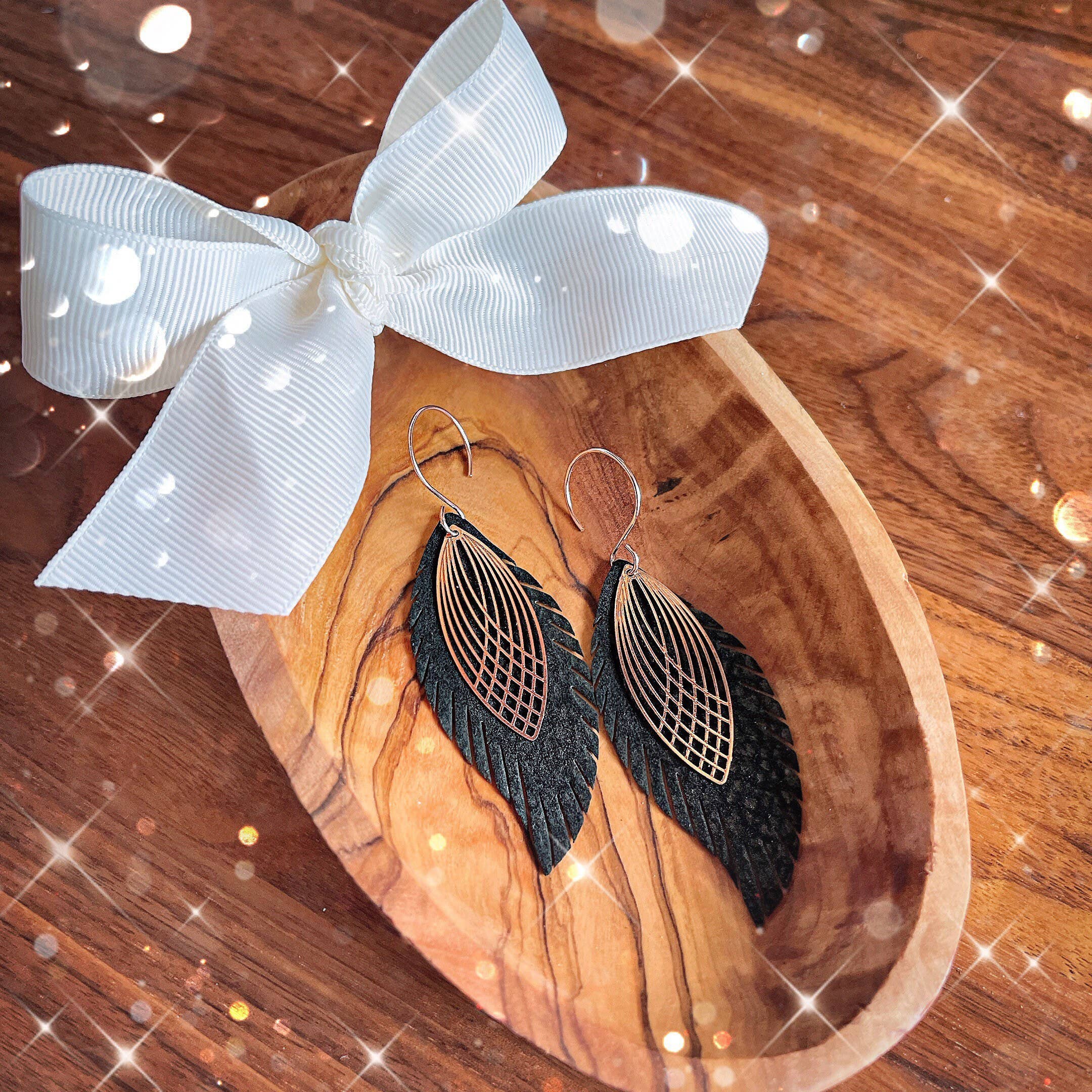 Charlie James Artisan Boutique – wholesale Hängande örhängen – 2-lagers läderfjäderörhängen, Boho örhängen, Skiktad Lea0