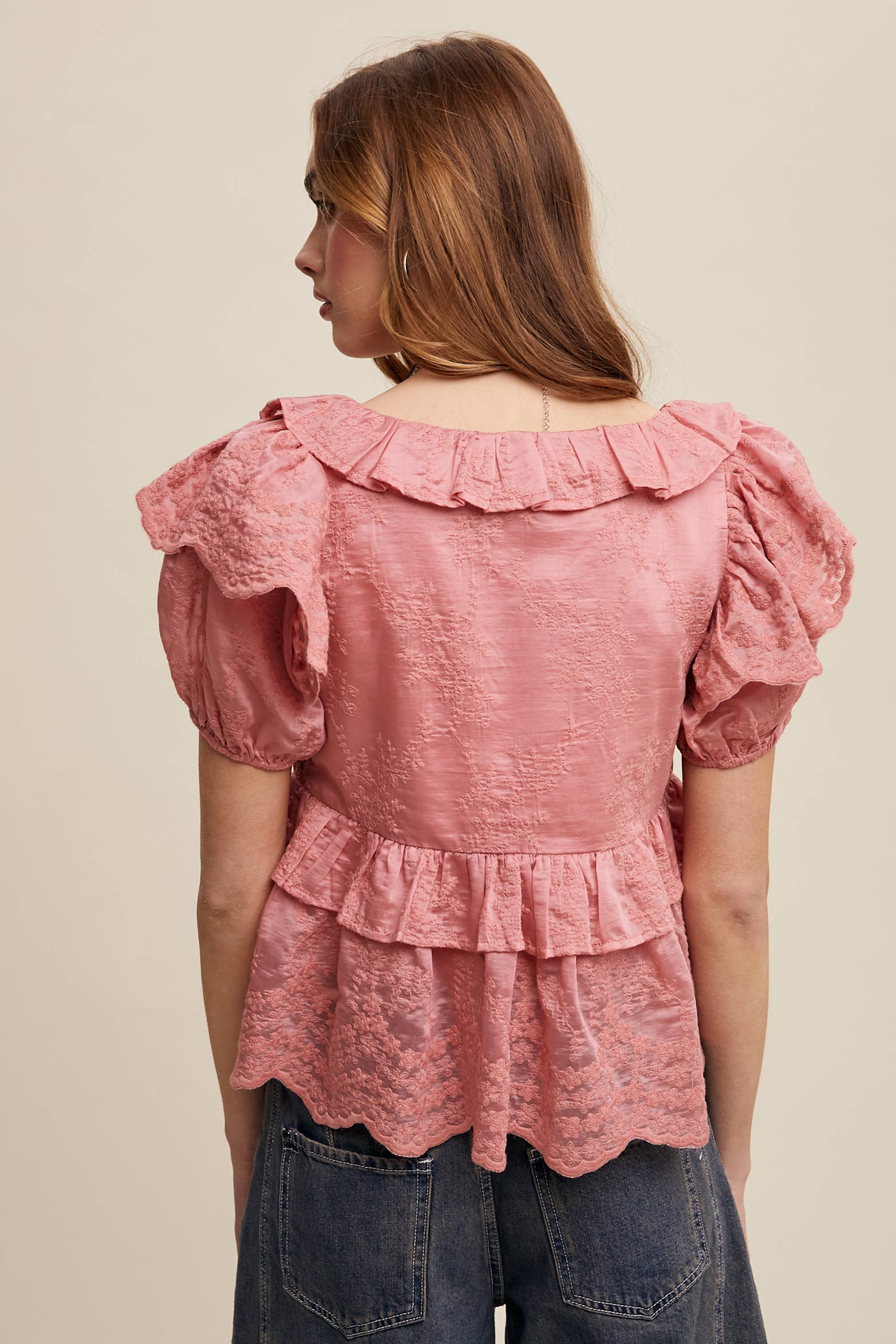 Listicle – Engroshandel Bluse - Dame – Broderet flæsepeplumbluse6