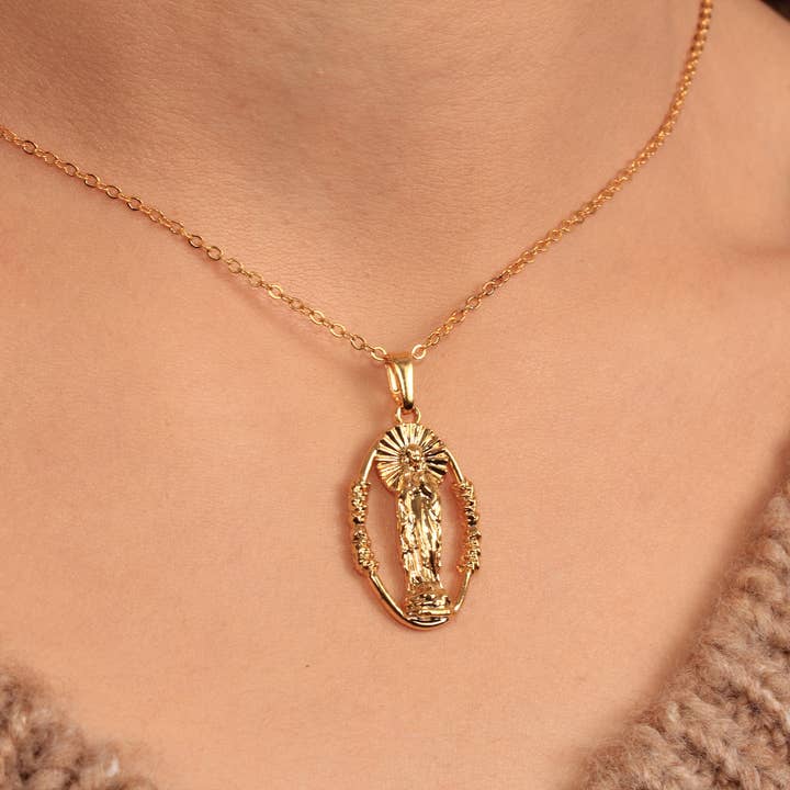 Collier Pendentif Vierge Marie, Médaille Religieuse Charm pour la vente par QueenJewelryM