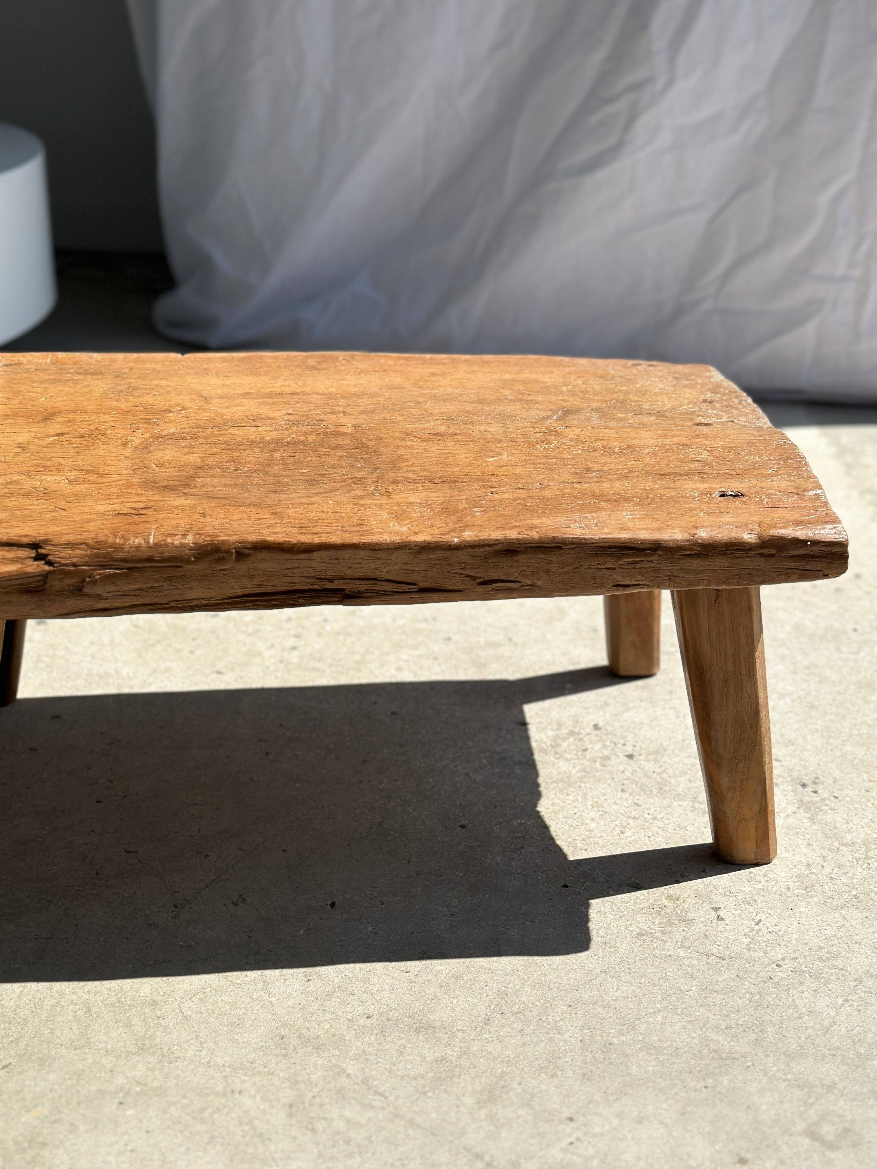 Office Objets – Großhandel Beistelltisch – Kleiner leichter Couchtisch aus hellem Teakholz mit vier Beinen H: 30 L: 63,5 B: 40 cm58