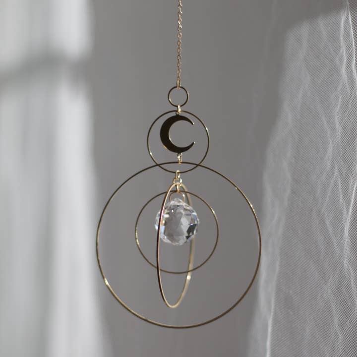 Atelier Intuitive – Großhandel Sonnenfänger – COSMOS • Hängender Sonnensammler aus Messing und Kristallglas