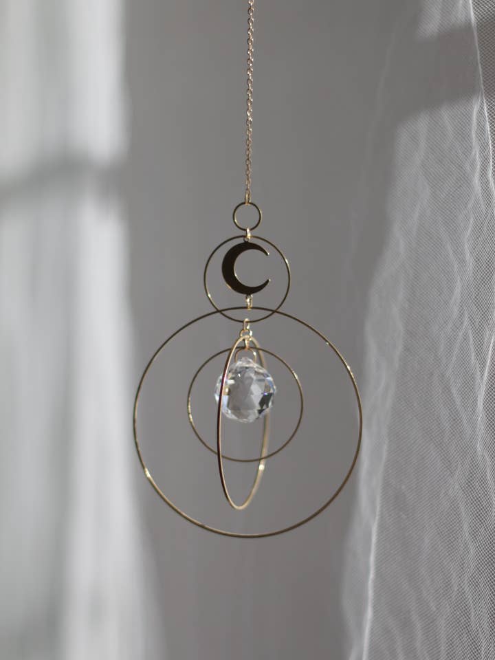 COSMOS • Hängender Sonnensammler aus Messing und Kristallglas für den Großhandel von Atelier Intuitive