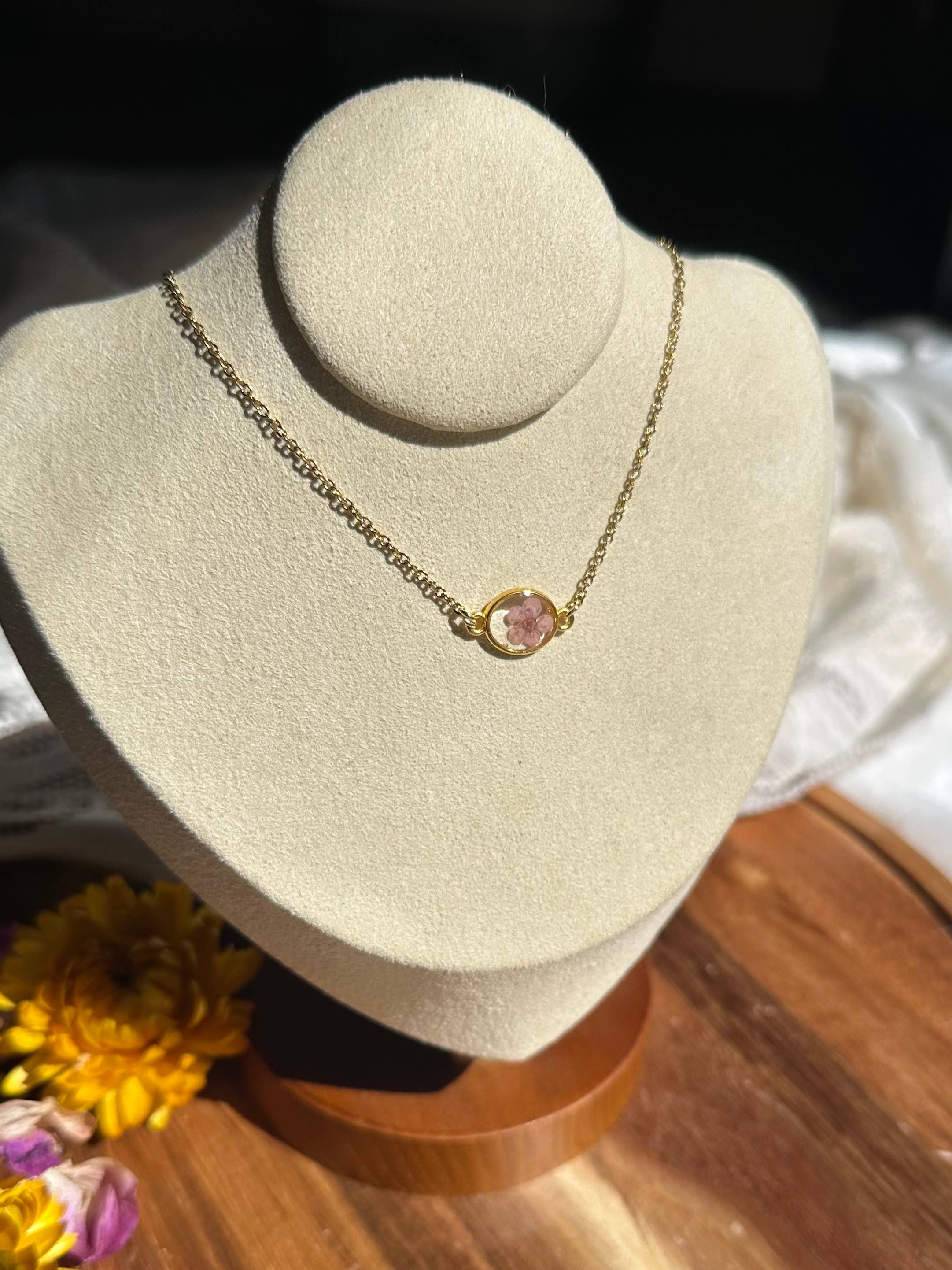 Lucky Lucky Studios – Großhandel Kette mit Anhänger/Charm – Echte Blumen-Halskette (goldene ovale Fassung)7