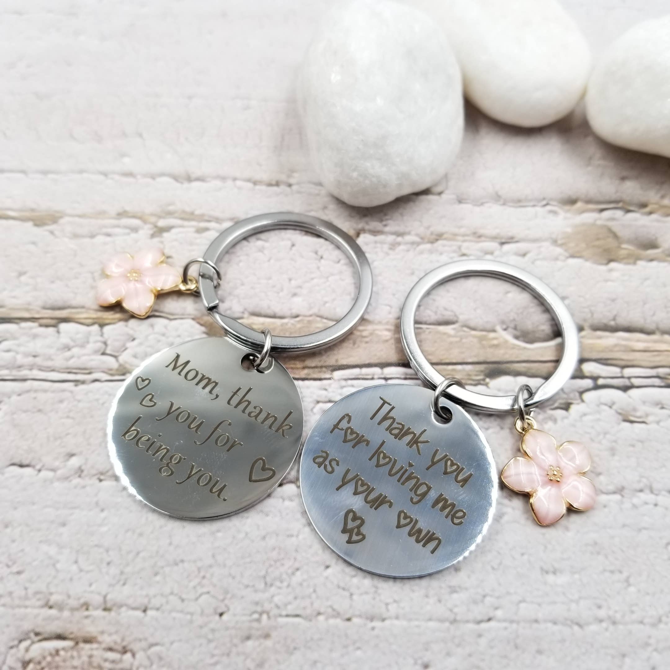 Treasure Wholesale – wholesale Keychain – Women's – Mother'S Day Carved Letter Flower Keychain3