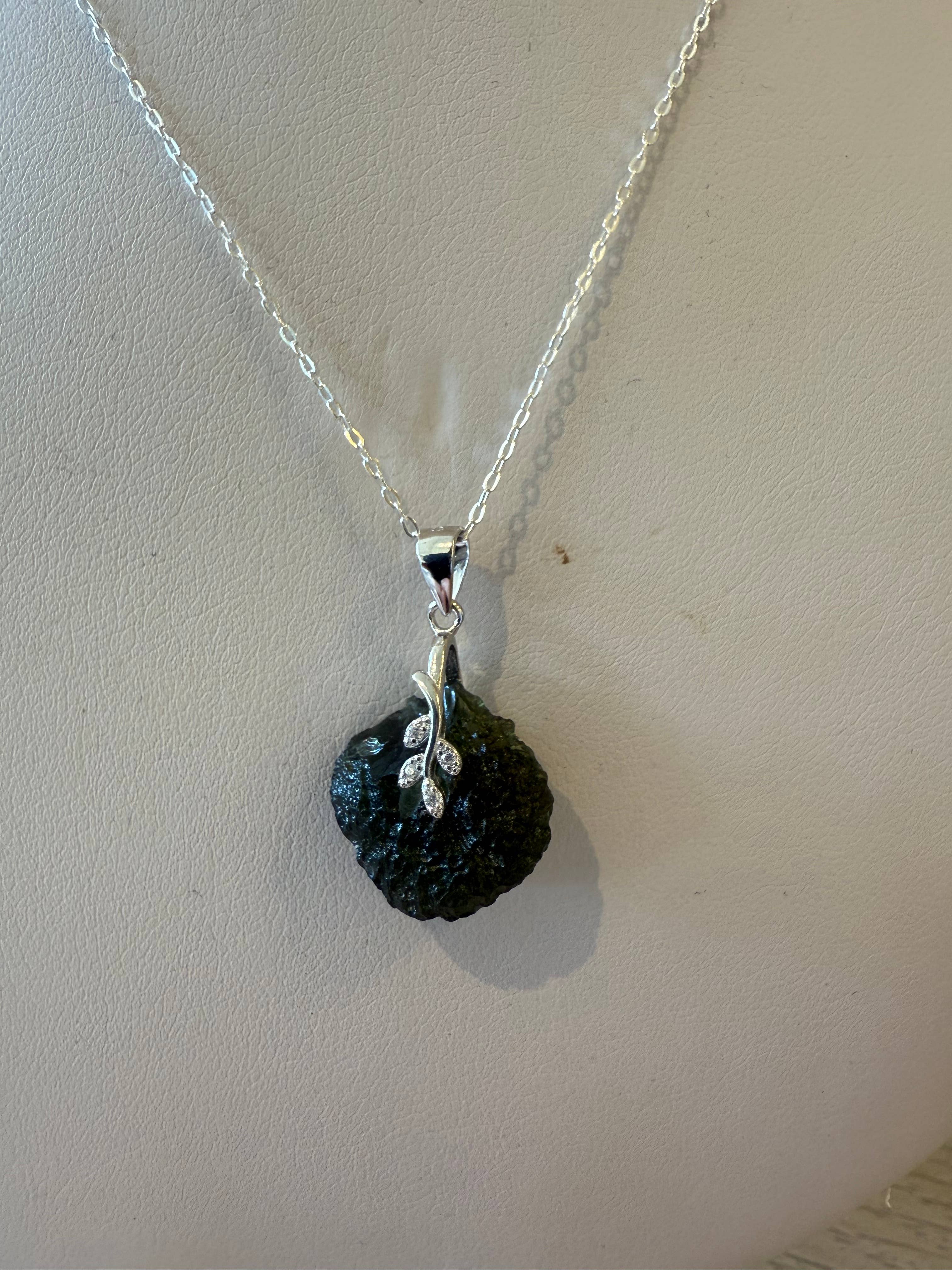 Crystal Cove Minerals - Venta al por mayor Collares con colgantes/abalorios - Colgante y cadena de plata de ley con moldavita - 2,5 g2