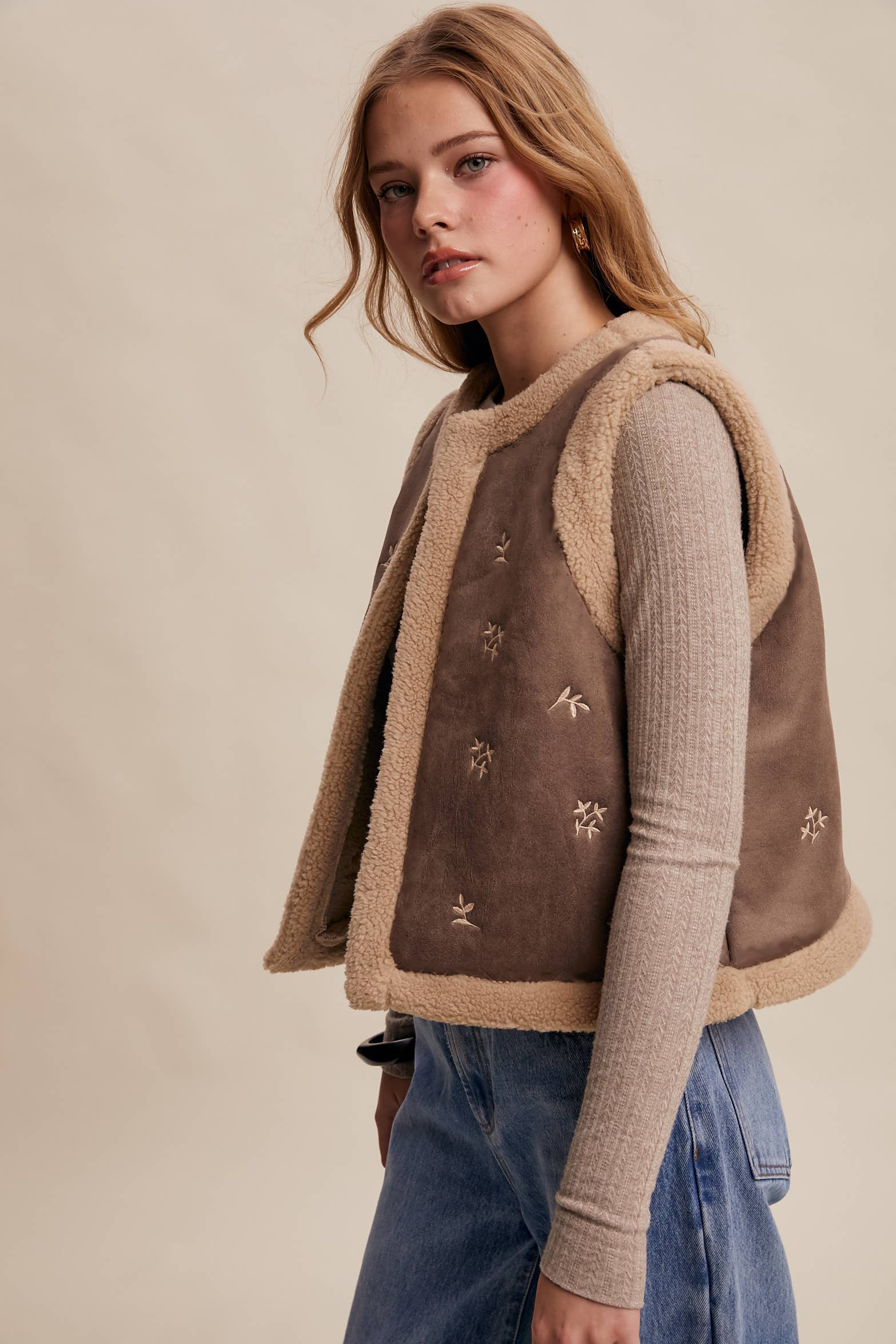 Listicle - Vendita all'ingrosso Gilè imbottito - Donna - Gilet in Finta Pelle Scamosciata Ricamata con Pelliccia Sintetica21