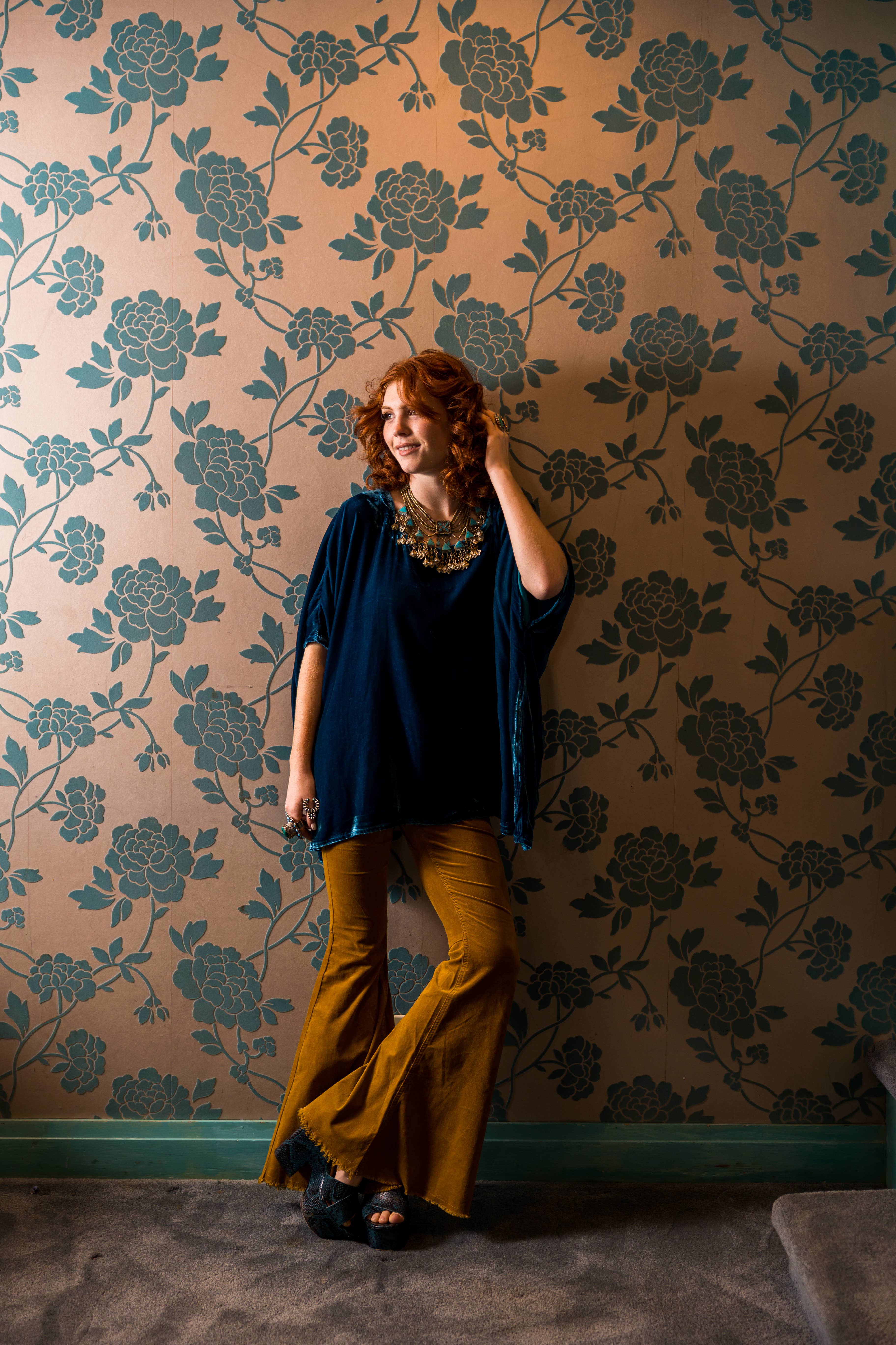 Jennafer Grace – Großhandel Bluse – Damen – Halstuch aus Samt mit Pfauenmuster8