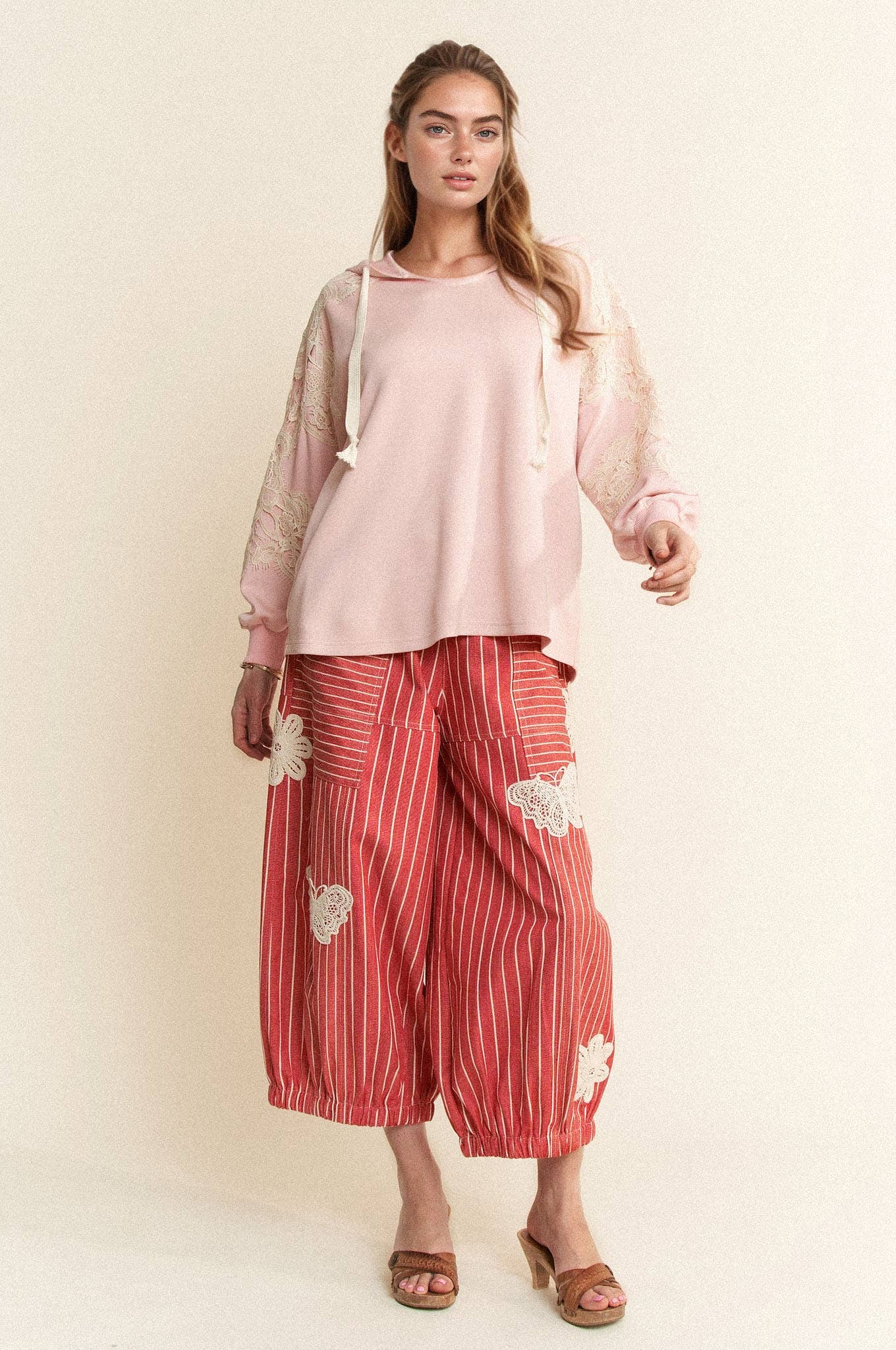 Davi & Dani – Großhandel Hoodie – Damen – HOODIE MIT SPITZENDETAIL UND LOCKERER PASSFORM UND LANGEN ÄRMELN14