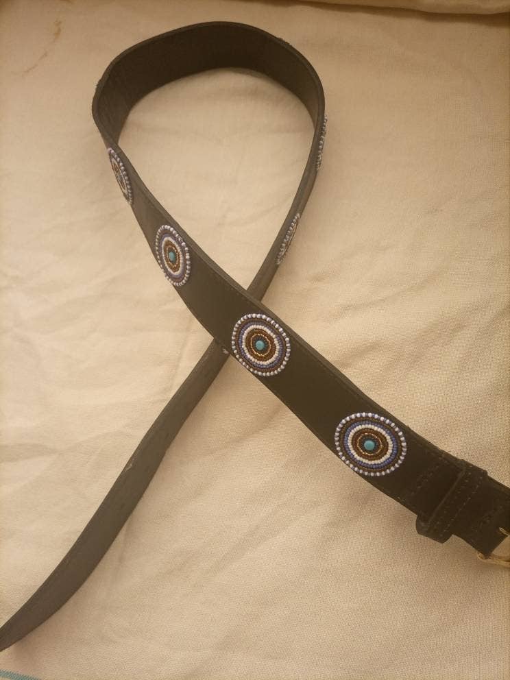 Delight merchants – Großhandel Gürtel – Damen – Blaue und braune handgefertigte Ledergürtel mit Perlen aus Kenia mit kostenlosem Versand4