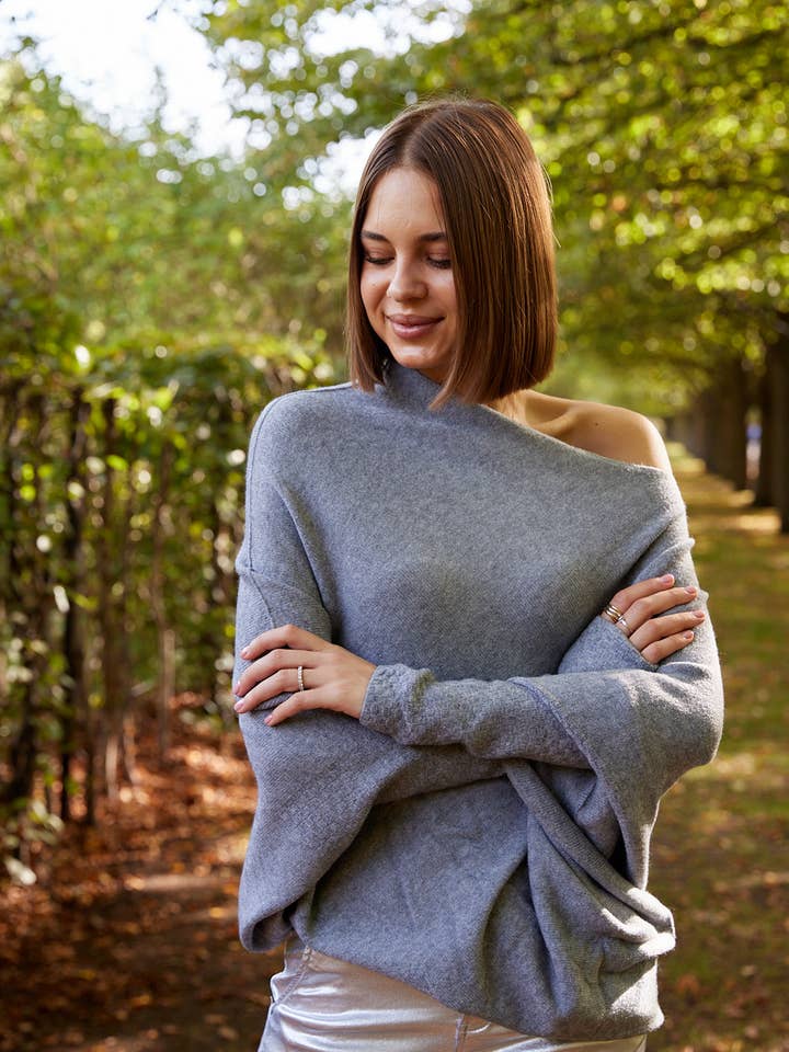 Alyssa skulderfri stickad tröja i grått för wholesale av Y LONDON