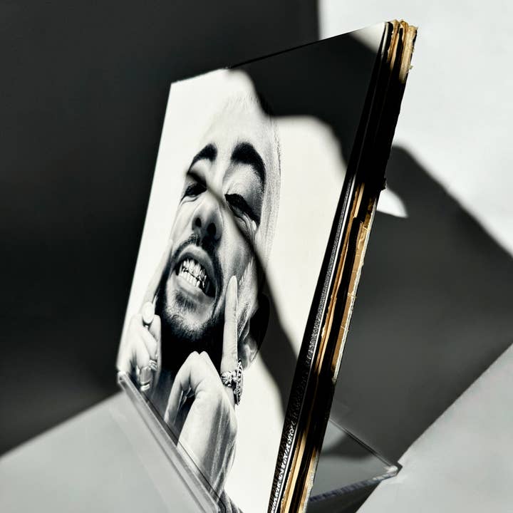 Support minimaliste premium en acrylique transparent pour pochettes de disques vinyles pour la vente par Officine Minimale