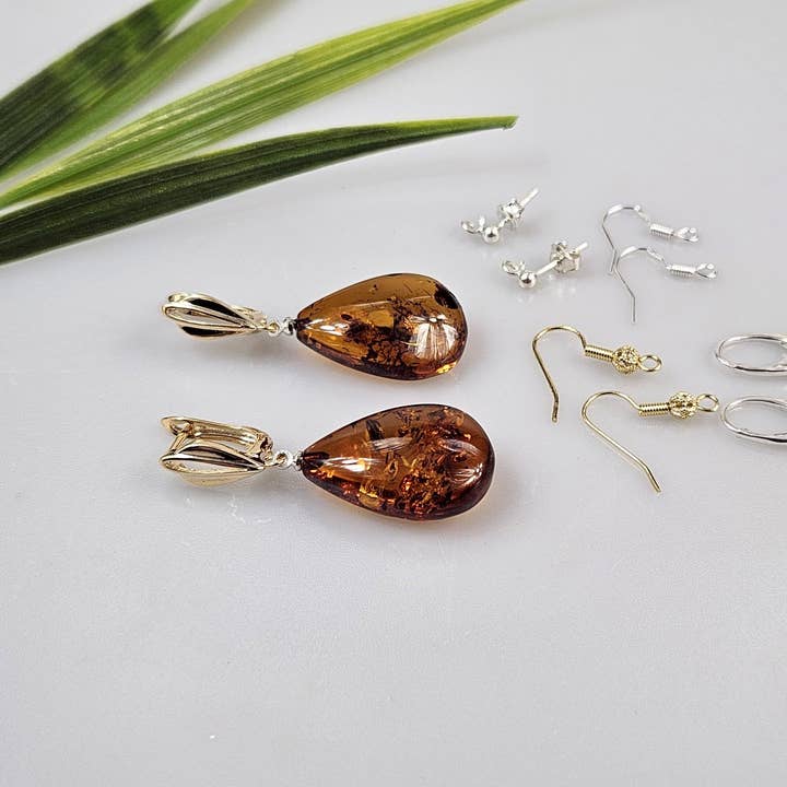 Pendientes de ámbar y coñac, pendientes en forma de lágrima, ámbar, marrón miel, han para venta al por mayor de AmberLithuania