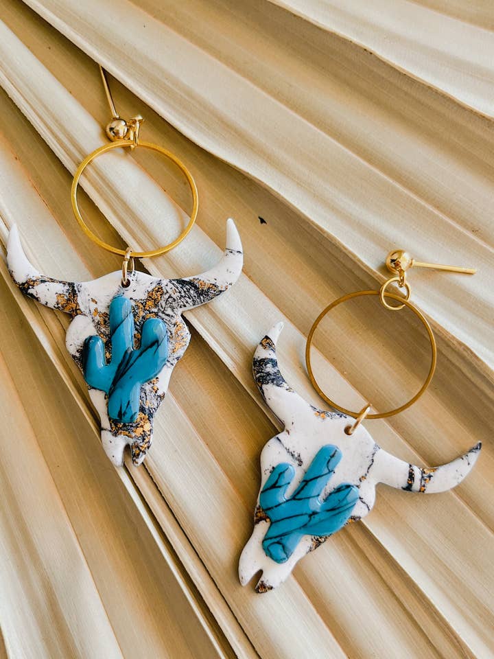 Crânes de taureau en marbre turquoise pour la vente par Body & Boho