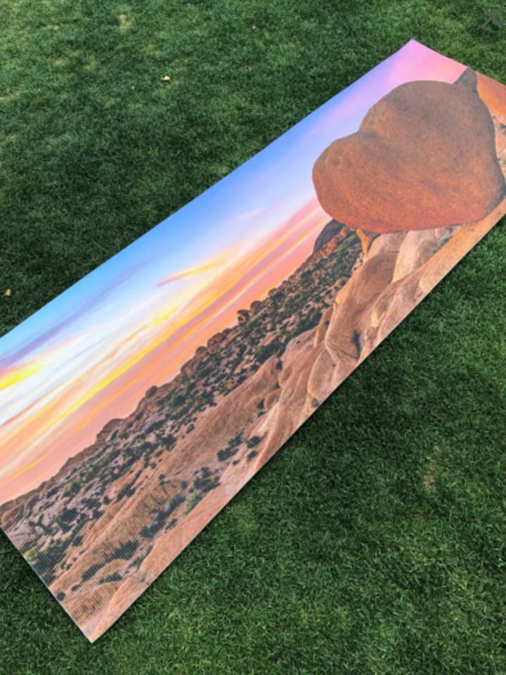 Tapis de yoga Joshua Tree Heart Rock pour la vente par Yoga Photo Mats