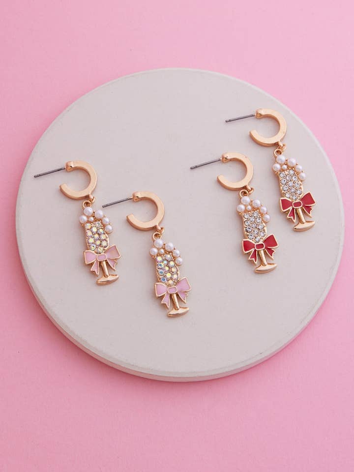 Boucles d'oreilles créoles en émail avec verre à vin de la Saint-Valentin pour la vente par Designature New York