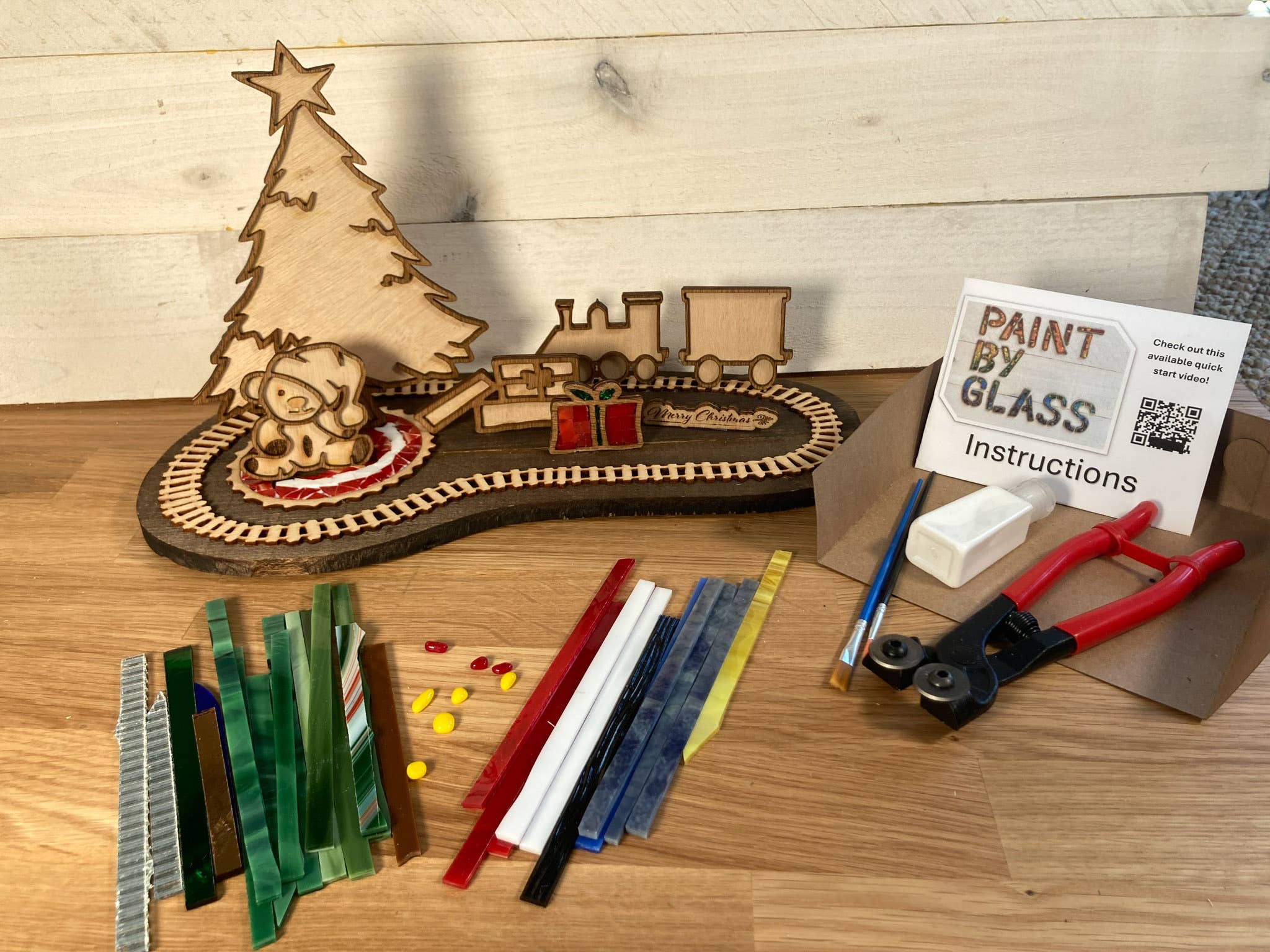 Stained Glass Sundays - Vente Kit de bricolage - Kit de peinture sur verre DIY pour une veille de Noël douillette5