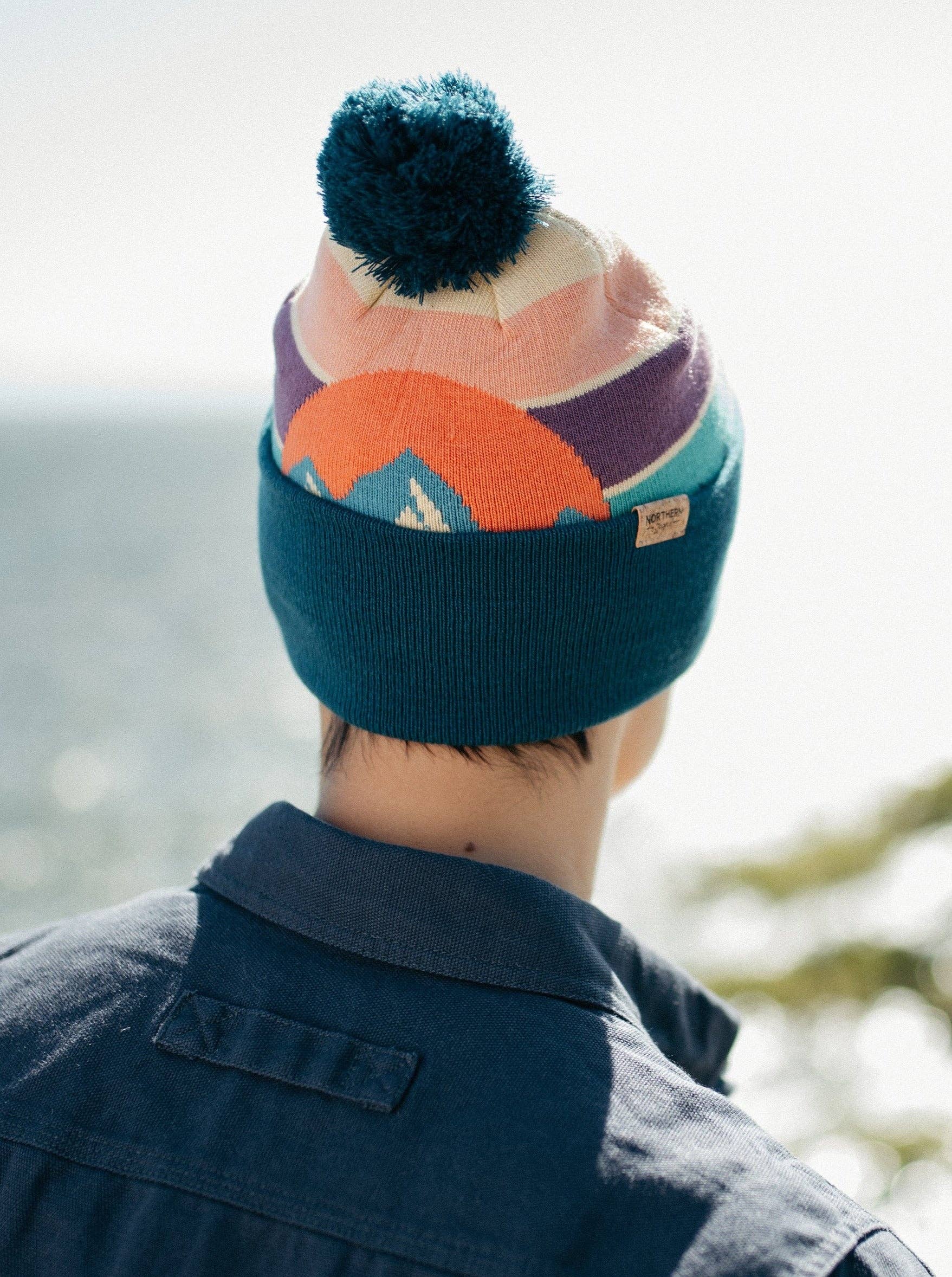 Northern Icons Creations INC - Vente Échantillon pour commerçant – vêtements unisexes - Bonnet en tricot Mountain Life avec pompon, chapeau d'hiver pour la randonnée, le camping et les activités de plein air.6