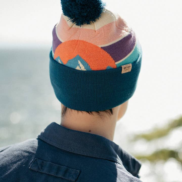 Northern Icons Creations INC - Venta al por mayor Muestra - Ropa Unisex - Gorro de punto con pompón Mountain Life para senderismo, camping y actividades al aire libre.6