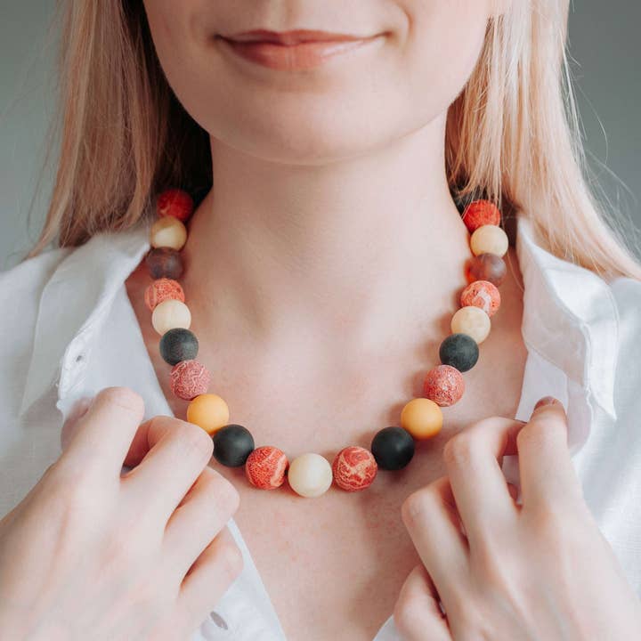 Collier multicolore en ambre et corail, collier à perles tendance pour la vente par Marcin Waryszak