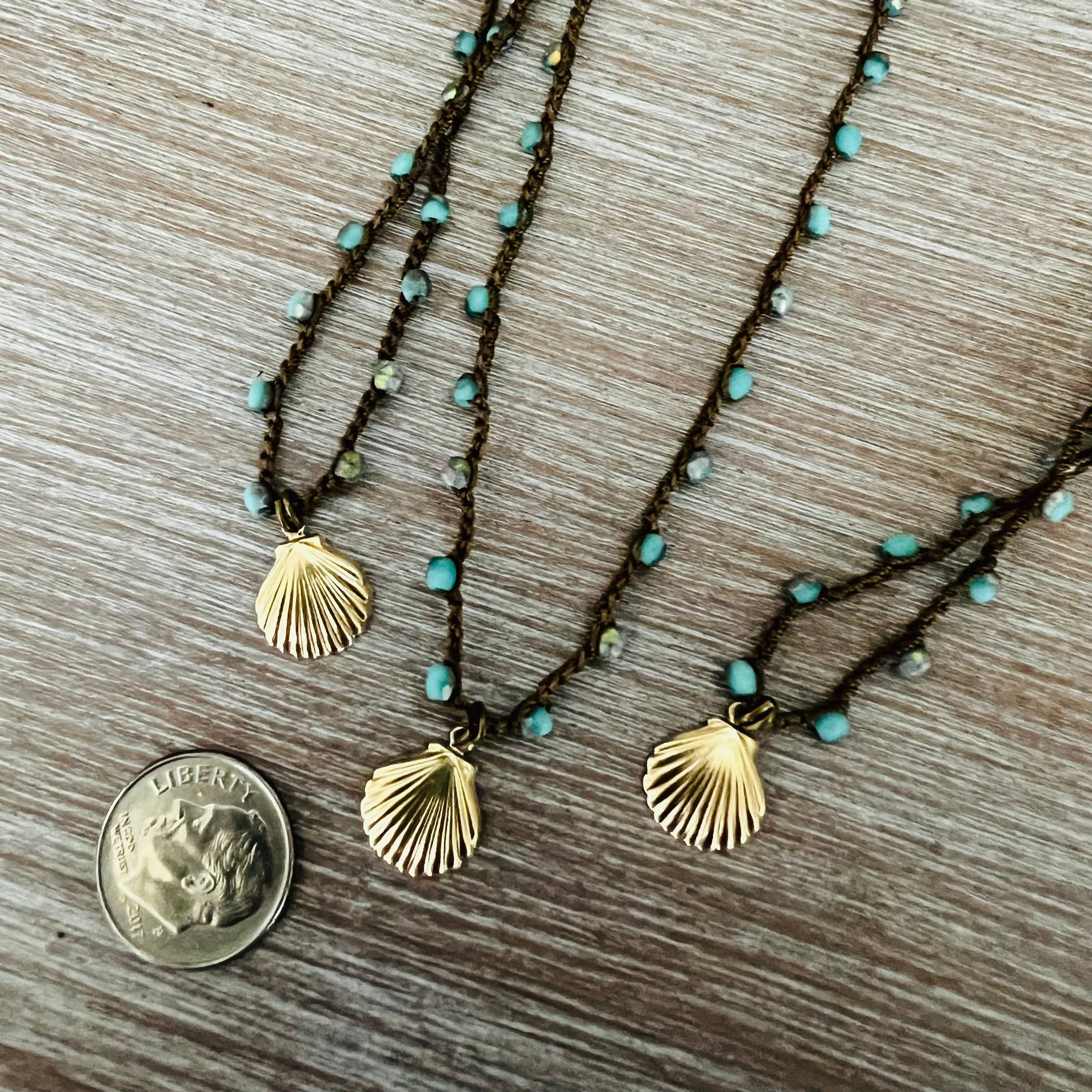 Twist Style - Vente Colliers à pendentif - Perles bleues délicates en bord de mer avec breloque en forme de coquillage en métal doré1