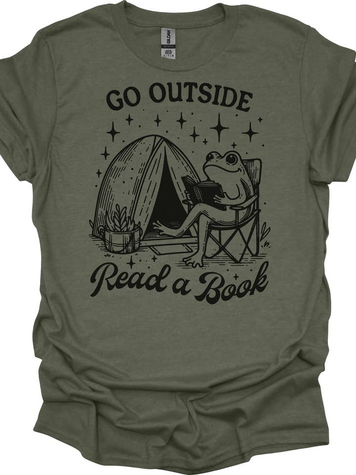 Sortez et lisez un livre, une chemise, des t-shirts de lecture, des amateurs de livres pour la vente par Side Story