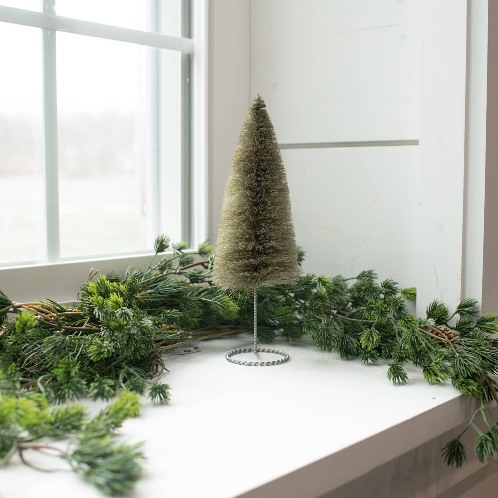 Ragon House – Großhandel Tischdeko – 10" GRÜNER FLASCHENBÜRSTENBAUM MIT DRAHTBASIS0