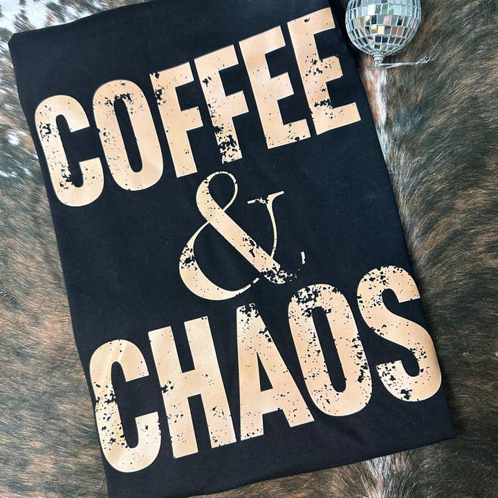 Coffee & Chaos Graphic Tee för wholesale av ZZ Threadz