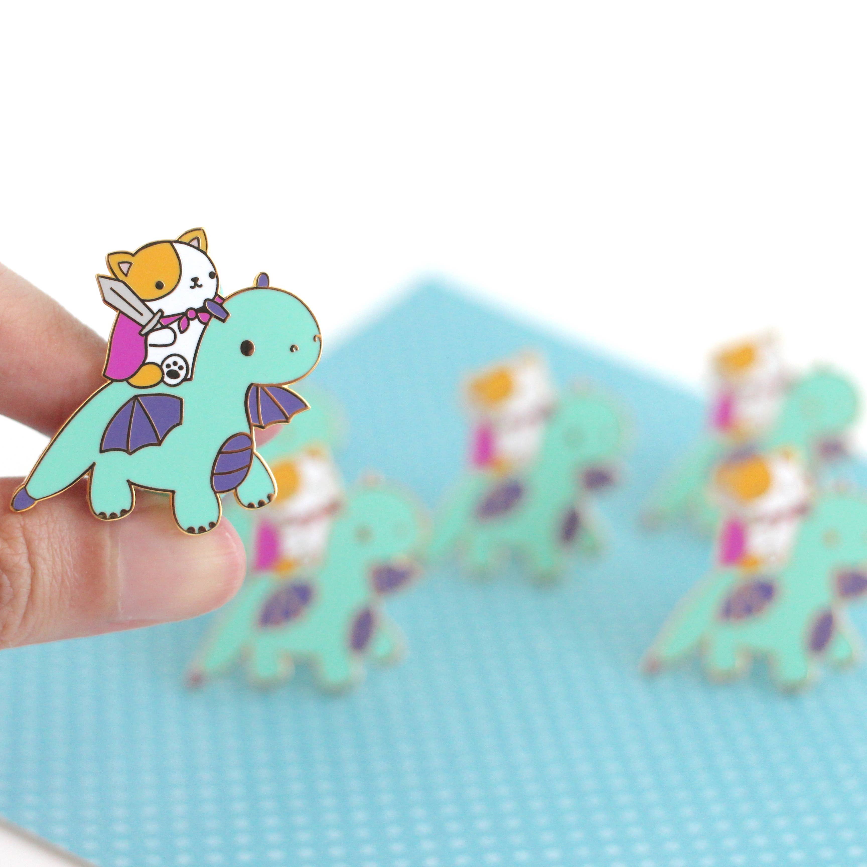 Wild Whimsy Woolies - Vente Épinglettes/boutons - Épinglette en émail chat et chevalier dragon (variante dragon turquoise)1