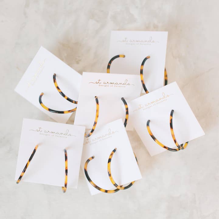 St Armands Designs of Sarasota – Großhandel Hoops – 1,25 Zoll dünne braune Schildkröten-Ohrringe2