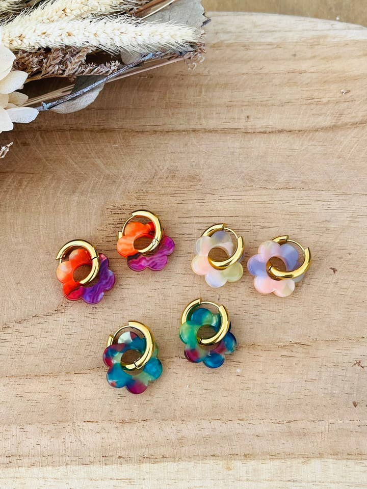 Boucles d'oreilles Créoles MARGUERITE - acier inoxydable et fleur acrylique pour la vente par Innaya